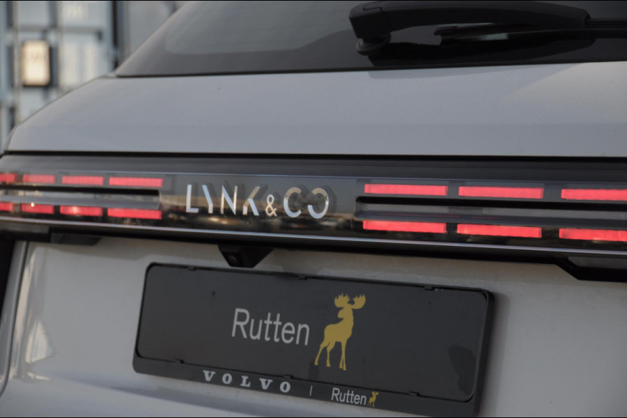 Lynk & Co 01 276PK Automaat Core / Adaptieve cruise control / Stoel - en stuurwielverarming / Parkeersensoren met camera / Apple carplay / Trekhaak / Metallic lak / 19" lichtmetalen velgen