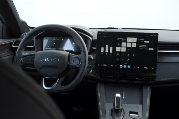 Lynk & Co 01 276PK Automaat Core / Adaptieve cruise control / Stoel - en stuurwielverarming / Parkeersensoren met camera / Apple carplay / Trekhaak / Metallic lak / 19" lichtmetalen velgen