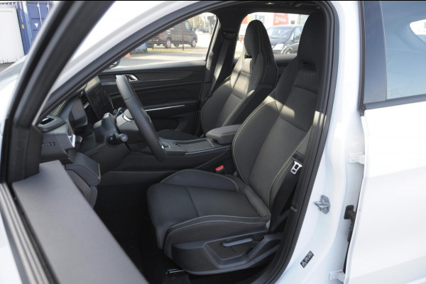 Lynk & Co 01 276PK Automaat Core / Adaptieve cruise control / Stoel - en stuurwielverarming / Parkeersensoren met camera / Apple carplay / Trekhaak / Metallic lak / 19" lichtmetalen velgen