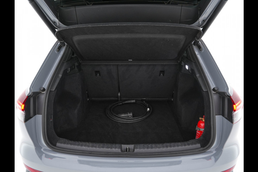 Audi Q4 e-tron 40 Launch edition S Competition 77 kWh [ 3-Fase ] {SOH-93%} (INCL-BTW) *HEATPUMP | LEATHER-FABRIC | MATRIX-LED | ADAPTIVE-CRUISE | HEATED-SPORTSEATS | AMBIENTLIGHT | DIGI-COCKPIT | CAMERA | KEYLESS | DAB+ | NAVI-FULLMAP | TOWBAR | PRIVACYGLASS | 21"AL