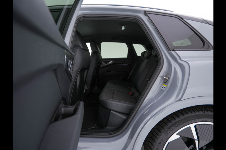 Audi Q4 e-tron 40 Launch edition S Competition 77 kWh [ 3-Fase ] {SOH-93%} (INCL-BTW) *HEATPUMP | LEATHER-FABRIC | MATRIX-LED | ADAPTIVE-CRUISE | HEATED-SPORTSEATS | AMBIENTLIGHT | DIGI-COCKPIT | CAMERA | KEYLESS | DAB+ | NAVI-FULLMAP | TOWBAR | PRIVACYGLASS | 21"AL