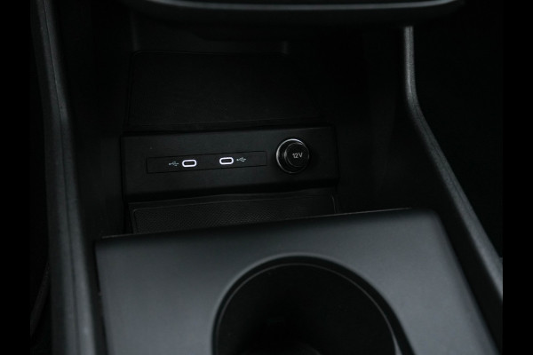 Audi Q4 e-tron 40 Launch edition S Competition 77 kWh [ 3-Fase ] {SOH-93%} (INCL-BTW) *HEATPUMP | LEATHER-FABRIC | MATRIX-LED | ADAPTIVE-CRUISE | HEATED-SPORTSEATS | AMBIENTLIGHT | DIGI-COCKPIT | CAMERA | KEYLESS | DAB+ | NAVI-FULLMAP | TOWBAR | PRIVACYGLASS | 21"AL