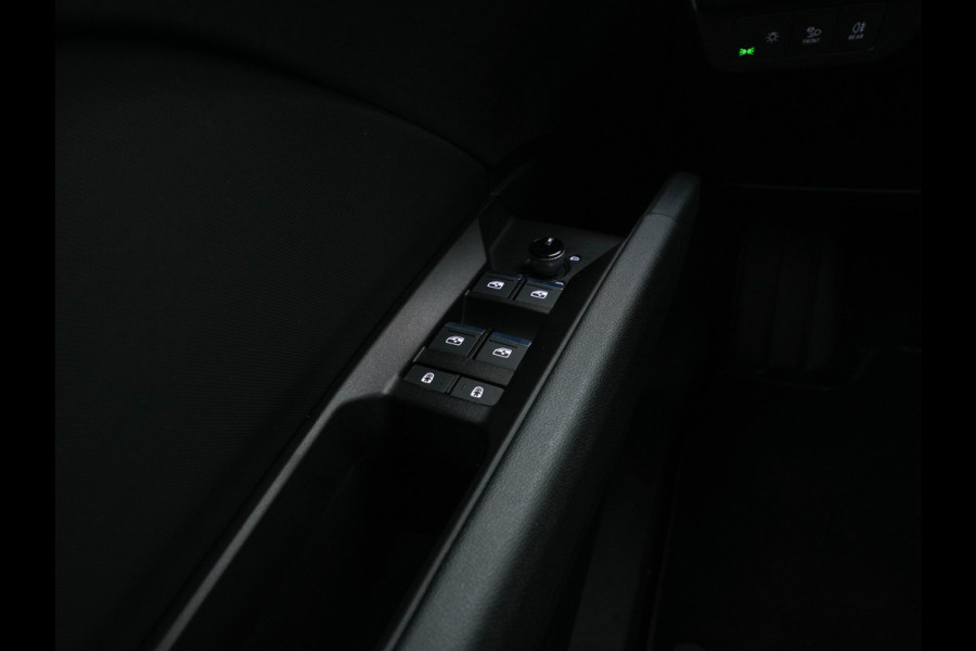 Audi Q4 e-tron 40 Launch edition S Competition 77 kWh [ 3-Fase ] {SOH-93%} (INCL-BTW) *HEATPUMP | LEATHER-FABRIC | MATRIX-LED | ADAPTIVE-CRUISE | HEATED-SPORTSEATS | AMBIENTLIGHT | DIGI-COCKPIT | CAMERA | KEYLESS | DAB+ | NAVI-FULLMAP | TOWBAR | PRIVACYGLASS | 21"AL