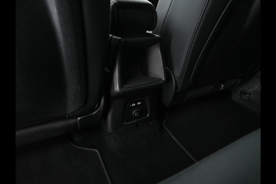 Audi Q4 e-tron 40 Launch edition S Competition 77 kWh [ 3-Fase ] {SOH-93%} (INCL-BTW) *HEATPUMP | LEATHER-FABRIC | MATRIX-LED | ADAPTIVE-CRUISE | HEATED-SPORTSEATS | AMBIENTLIGHT | DIGI-COCKPIT | CAMERA | KEYLESS | DAB+ | NAVI-FULLMAP | TOWBAR | PRIVACYGLASS | 21"AL