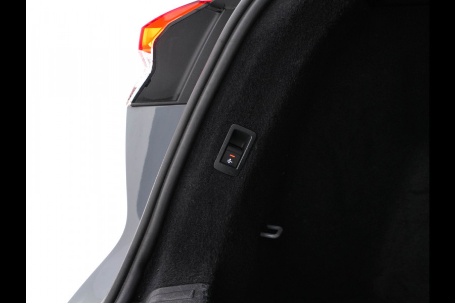 Audi Q4 e-tron 40 Launch edition S Competition 77 kWh [ 3-Fase ] {SOH-93%} (INCL-BTW) *HEATPUMP | LEATHER-FABRIC | MATRIX-LED | ADAPTIVE-CRUISE | HEATED-SPORTSEATS | AMBIENTLIGHT | DIGI-COCKPIT | CAMERA | KEYLESS | DAB+ | NAVI-FULLMAP | TOWBAR | PRIVACYGLASS | 21"AL