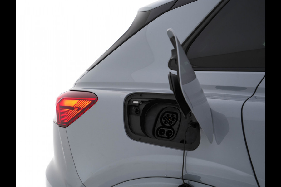 Audi Q4 e-tron 40 Launch edition S Competition 77 kWh [ 3-Fase ] {SOH-93%} (INCL-BTW) *HEATPUMP | LEATHER-FABRIC | MATRIX-LED | ADAPTIVE-CRUISE | HEATED-SPORTSEATS | AMBIENTLIGHT | DIGI-COCKPIT | CAMERA | KEYLESS | DAB+ | NAVI-FULLMAP | TOWBAR | PRIVACYGLASS | 21"AL