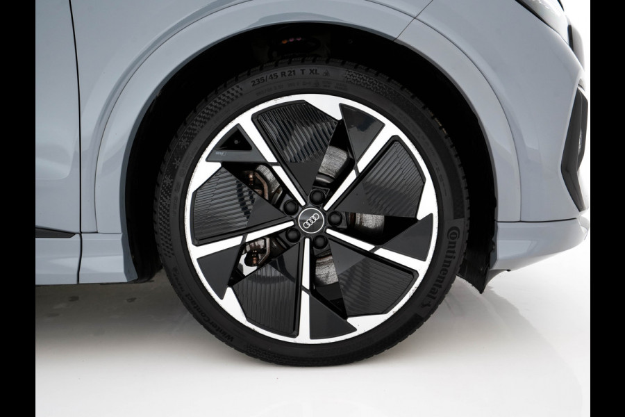 Audi Q4 e-tron 40 Launch edition S Competition 77 kWh [ 3-Fase ] {SOH-93%} (INCL-BTW) *HEATPUMP | LEATHER-FABRIC | MATRIX-LED | ADAPTIVE-CRUISE | HEATED-SPORTSEATS | AMBIENTLIGHT | DIGI-COCKPIT | CAMERA | KEYLESS | DAB+ | NAVI-FULLMAP | TOWBAR | PRIVACYGLASS | 21"AL