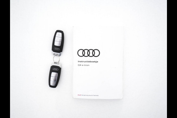 Audi Q4 e-tron 40 Launch edition S Competition 77 kWh [ 3-Fase ] {SOH-93%} (INCL-BTW) *HEATPUMP | LEATHER-FABRIC | MATRIX-LED | ADAPTIVE-CRUISE | HEATED-SPORTSEATS | AMBIENTLIGHT | DIGI-COCKPIT | CAMERA | KEYLESS | DAB+ | NAVI-FULLMAP | TOWBAR | PRIVACYGLASS | 21"AL