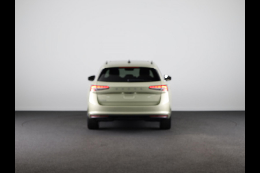 Škoda Superb First Edition Combi 1.5 TSI m-HEV 150pk DSG-7 | Panoramadak | Leder | Light & View |