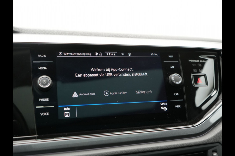 Volkswagen Taigo 1.0 TSI DSG Style 110pk Dealer O.H | Panodak | Camera | Adaptive Cruise | Alcantara Sportstoelen Verwarmd | IQ Light | IQ Drive | Keyless | Apple CarPlay | Navigatie | Virtual | DAB |