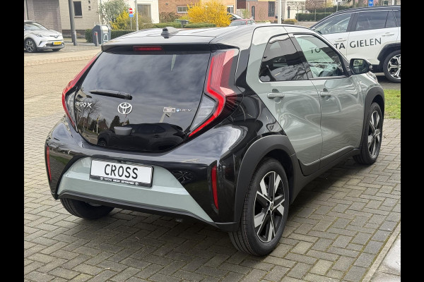 Toyota Aygo X 1.5 Hybrid Pulse Plus | Tarragon, Bi-Tone, Stoelverwarming, Climate control, Startknop, LED, 17 inch