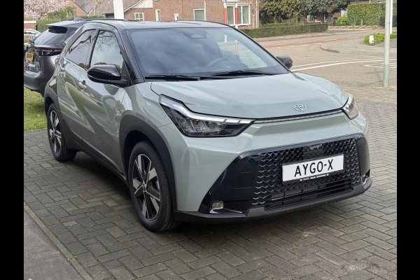Toyota Aygo X 1.5 Hybrid Pulse Plus | Tarragon, Bi-Tone, Stoelverwarming, Climate control, Startknop, LED, 17 inch
