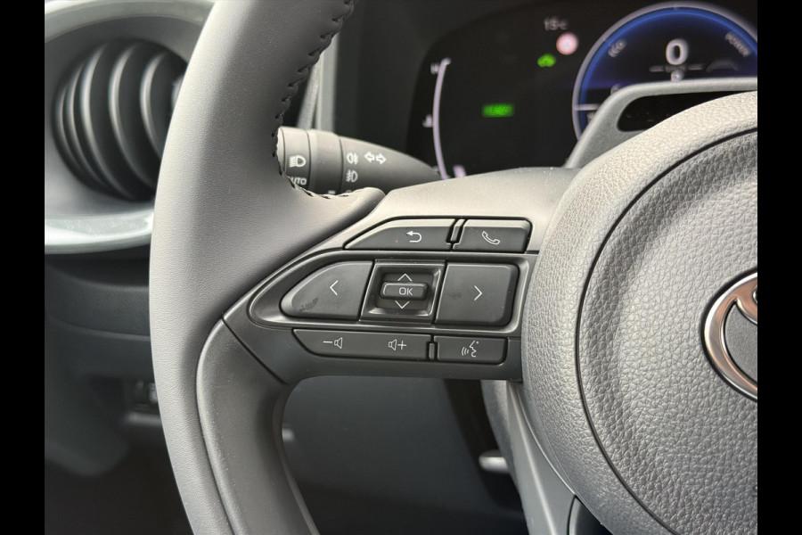 Toyota Aygo X 1.5 Hybrid Pulse Plus | Tarragon, Bi-Tone, Stoelverwarming, Climate control, Startknop, LED, 17 inch