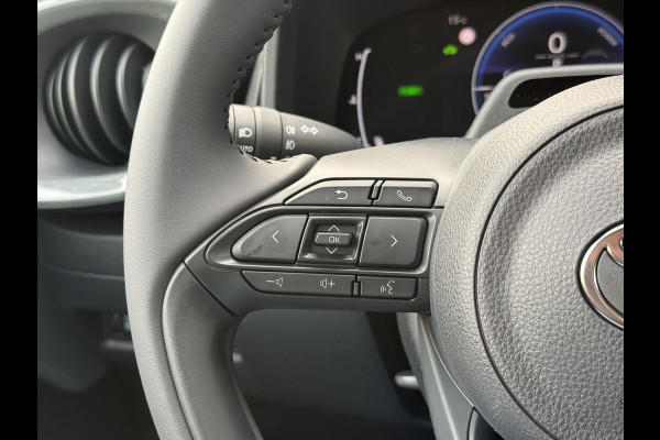 Toyota Aygo X 1.5 Hybrid Pulse Plus | Tarragon, Bi-Tone, Stoelverwarming, Climate control, Startknop, LED, 17 inch