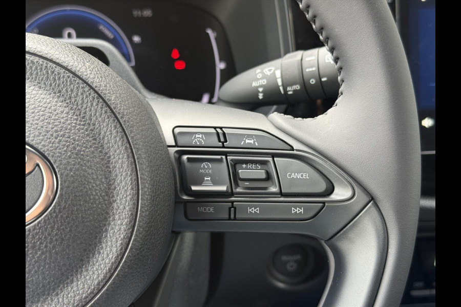 Toyota Aygo X 1.5 Hybrid Pulse Plus | Tarragon, Bi-Tone, Stoelverwarming, Climate control, Startknop, LED, 17 inch
