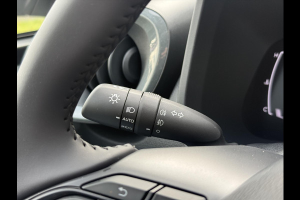 Toyota Aygo X 1.5 Hybrid Pulse Plus | Tarragon, Bi-Tone, Stoelverwarming, Climate control, Startknop, LED, 17 inch