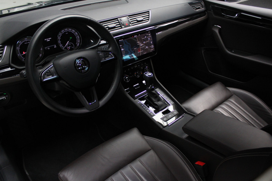 Škoda Superb Combi 2.0 TSI Laurin & Klement Navi Leer ACC Elektr. achterklep Stoelen elektr. met memory Elektr. trekhaak PDC 19" LM velgen BTW auto