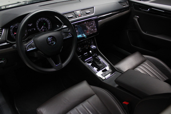 Škoda Superb Combi 2.0 TSI Laurin & Klement Navi Leer ACC Elektr. achterklep Stoelen elektr. met memory Elektr. trekhaak PDC 19" LM velgen BTW auto