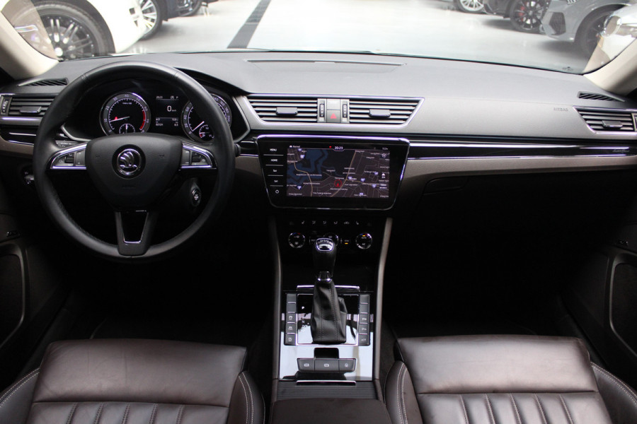 Škoda Superb Combi 2.0 TSI Laurin & Klement Navi Leer ACC Elektr. achterklep Stoelen elektr. met memory Elektr. trekhaak PDC 19" LM velgen BTW auto