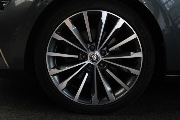 Škoda Superb Combi 2.0 TSI Laurin & Klement Navi Leer ACC Elektr. achterklep Stoelen elektr. met memory Elektr. trekhaak PDC 19" LM velgen BTW auto