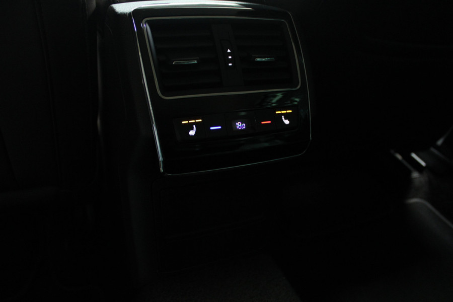 Škoda Superb Combi 2.0 TSI Laurin & Klement Navi Leer ACC Elektr. achterklep Stoelen elektr. met memory Elektr. trekhaak PDC 19" LM velgen BTW auto
