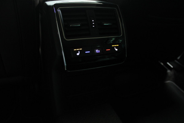 Škoda Superb Combi 2.0 TSI Laurin & Klement Navi Leer ACC Elektr. achterklep Stoelen elektr. met memory Elektr. trekhaak PDC 19" LM velgen BTW auto