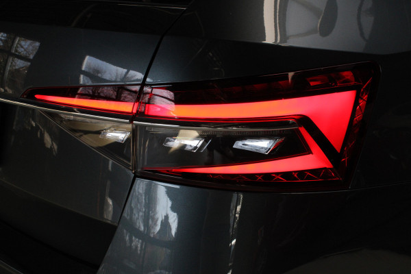 Škoda Superb Combi 2.0 TSI Laurin & Klement Navi Leer ACC Elektr. achterklep Stoelen elektr. met memory Elektr. trekhaak PDC 19" LM velgen BTW auto