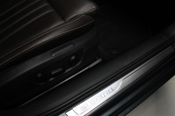 Škoda Superb Combi 2.0 TSI Laurin & Klement Navi Leer ACC Elektr. achterklep Stoelen elektr. met memory Elektr. trekhaak PDC 19" LM velgen BTW auto