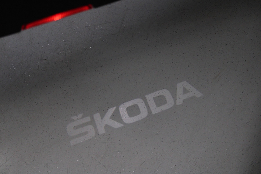 Škoda Superb Combi 2.0 TSI Laurin & Klement Navi Leer ACC Elektr. achterklep Stoelen elektr. met memory Elektr. trekhaak PDC 19" LM velgen BTW auto