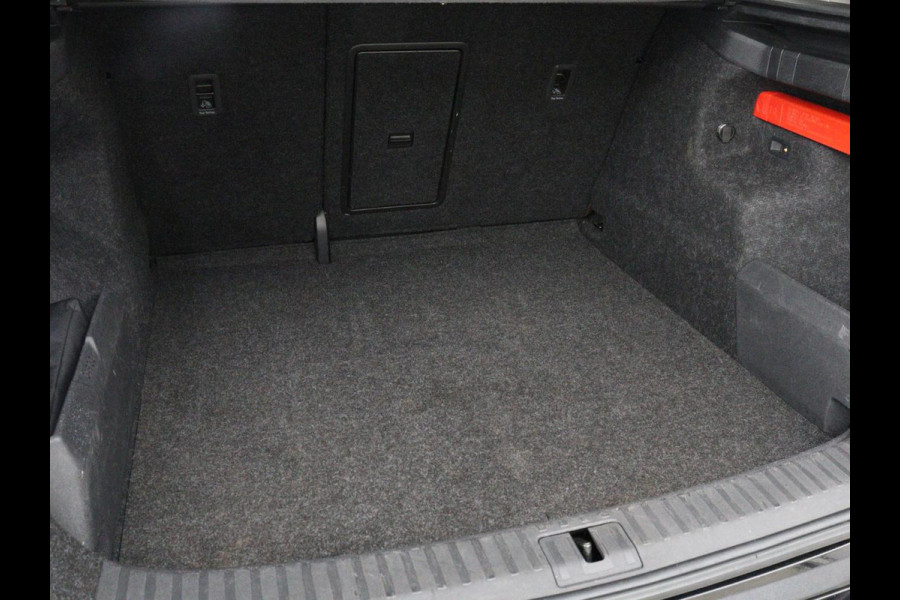 Škoda ENYAQ iV 80 | SOH 91% | Panoramadak | Trekhaak | Leder | Stoelverwarming | Camera | Sfeerverlichting | Navigatie | Carplay | Cruise control | Full LED | Keyless | Getint glas