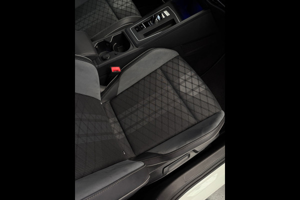 Volkswagen Golf 1.5 eTSI 3x R-Line CarPlay Camera