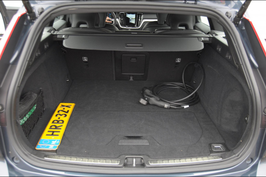 Volvo V60 T6 350PK Automaat AWD Plus Dark / Adaptive cruise control / Elektrische stoelen / Harman Kardon audio / Trekhaak / Pilot assist / BLIS / Stoel en stuur verwarming / Elektrische achterklep / Parkeersensoren met 360 camera / Google infotainment