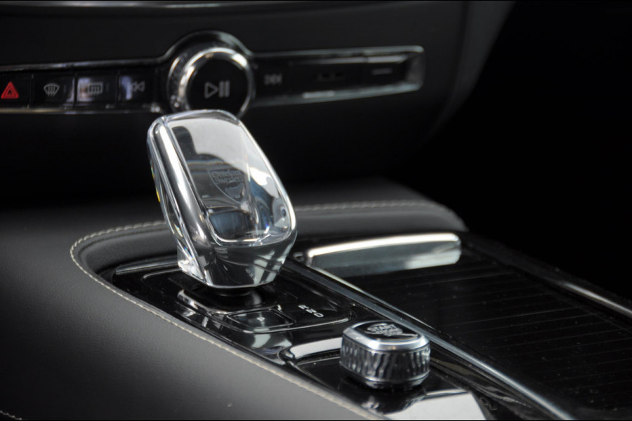 Volvo V60 T6 350PK Automaat AWD Plus Dark / Adaptive cruise control / Elektrische stoelen / Harman Kardon audio / Trekhaak / Pilot assist / BLIS / Stoel en stuur verwarming / Elektrische achterklep / Parkeersensoren met 360 camera / Google infotainment