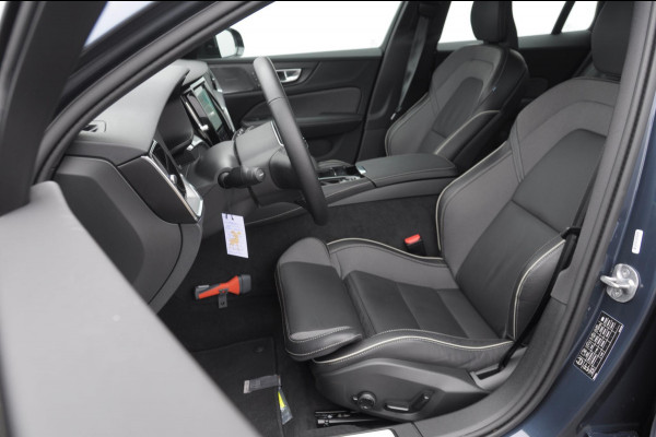 Volvo V60 T6 350PK Automaat AWD Plus Dark / Adaptive cruise control / Elektrische stoelen / Harman Kardon audio / Trekhaak / Pilot assist / BLIS / Stoel en stuur verwarming / Elektrische achterklep / Parkeersensoren met 360 camera / Google infotainment