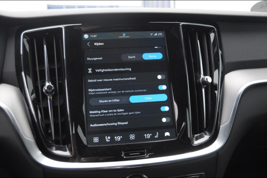 Volvo V60 T6 350PK Automaat AWD Plus Dark / Adaptive cruise control / Elektrische stoelen / Harman Kardon audio / Trekhaak / Pilot assist / BLIS / Stoel en stuur verwarming / Elektrische achterklep / Parkeersensoren met 360 camera / Google infotainment