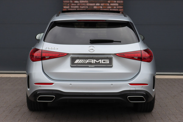 Mercedes-Benz C-Klasse Estate 300 e AMG Line Aut9 | Panoramadak | Trekhaak | Leder | Camera | Sfeerverlichting | Dodehoekassistent | Stoelverwarming | Advanced Sound System | High Perf. LED |