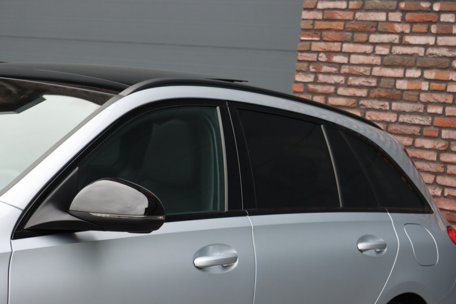 Mercedes-Benz C-Klasse Estate 300 e AMG Line Aut9 | Panoramadak | Trekhaak | Leder | Camera | Sfeerverlichting | Dodehoekassistent | Stoelverwarming | Advanced Sound System | High Perf. LED |