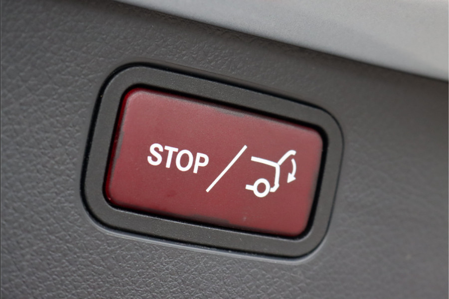 Mercedes-Benz C-Klasse Estate 300 e AMG Line Aut9 | Panoramadak | Trekhaak | Leder | Camera | Sfeerverlichting | Dodehoekassistent | Stoelverwarming | Advanced Sound System | High Perf. LED |