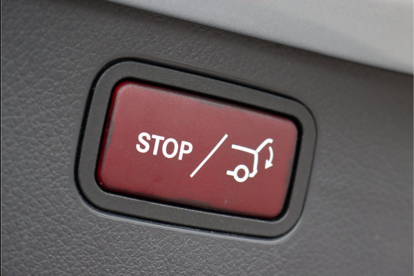 Mercedes-Benz C-Klasse Estate 300 e AMG Line Aut9 | Panoramadak | Trekhaak | Leder | Camera | Sfeerverlichting | Dodehoekassistent | Stoelverwarming | Advanced Sound System | High Perf. LED |