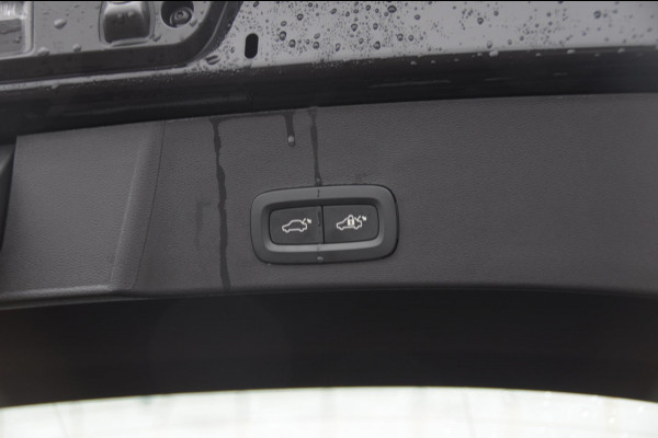 Volvo XC40 B3 177PK Automaat Plus Black Edition / Adaptive cruise control / Elektrische stoelen / Harman Kardon audio / Pilot assist / BLIS / Stoel en stuur verwarming / Elektrische achterklep / Parkeersensoren met camera / Google infotainment