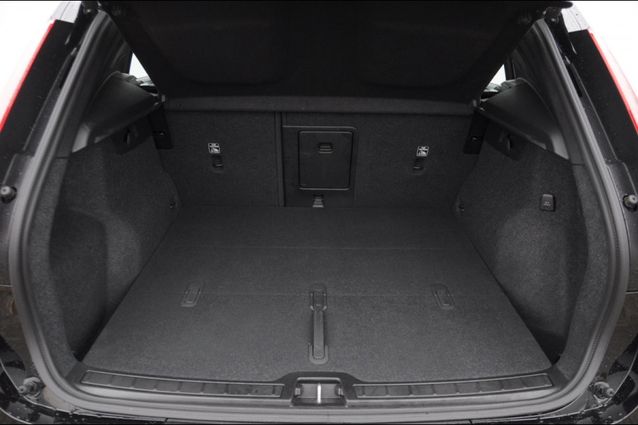 Volvo XC40 B3 177PK Automaat Plus Black Edition / Adaptive cruise control / Elektrische stoelen / Harman Kardon audio / Pilot assist / BLIS / Stoel en stuur verwarming / Elektrische achterklep / Parkeersensoren met camera / Google infotainment