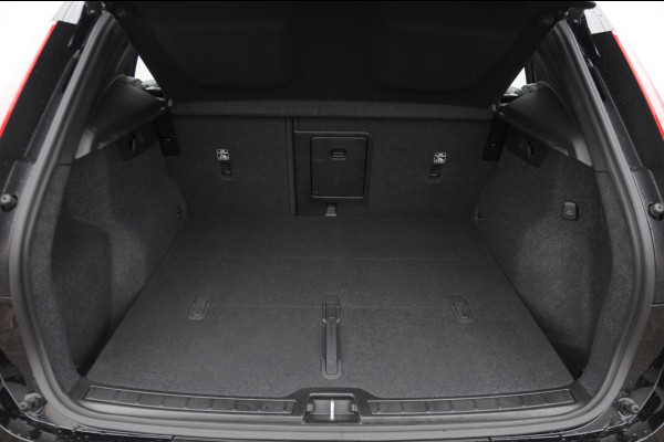 Volvo XC40 B3 177PK Automaat Plus Black Edition / Adaptive cruise control / Elektrische stoelen / Harman Kardon audio / Pilot assist / BLIS / Stoel en stuur verwarming / Elektrische achterklep / Parkeersensoren met camera / Google infotainment