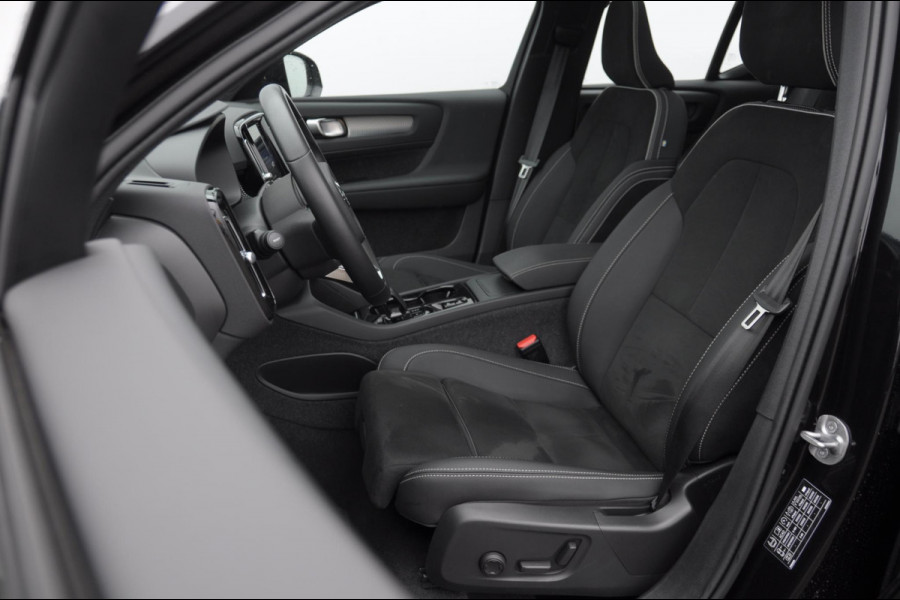 Volvo XC40 B3 177PK Automaat Plus Black Edition / Adaptive cruise control / Elektrische stoelen / Harman Kardon audio / Pilot assist / BLIS / Stoel en stuur verwarming / Elektrische achterklep / Parkeersensoren met camera / Google infotainment