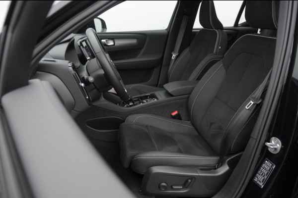 Volvo XC40 B3 177PK Automaat Plus Black Edition / Adaptive cruise control / Elektrische stoelen / Harman Kardon audio / Pilot assist / BLIS / Stoel en stuur verwarming / Elektrische achterklep / Parkeersensoren met camera / Google infotainment