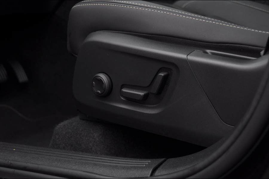Volvo XC40 B3 177PK Automaat Plus Black Edition / Adaptive cruise control / Elektrische stoelen / Harman Kardon audio / Pilot assist / BLIS / Stoel en stuur verwarming / Elektrische achterklep / Parkeersensoren met camera / Google infotainment