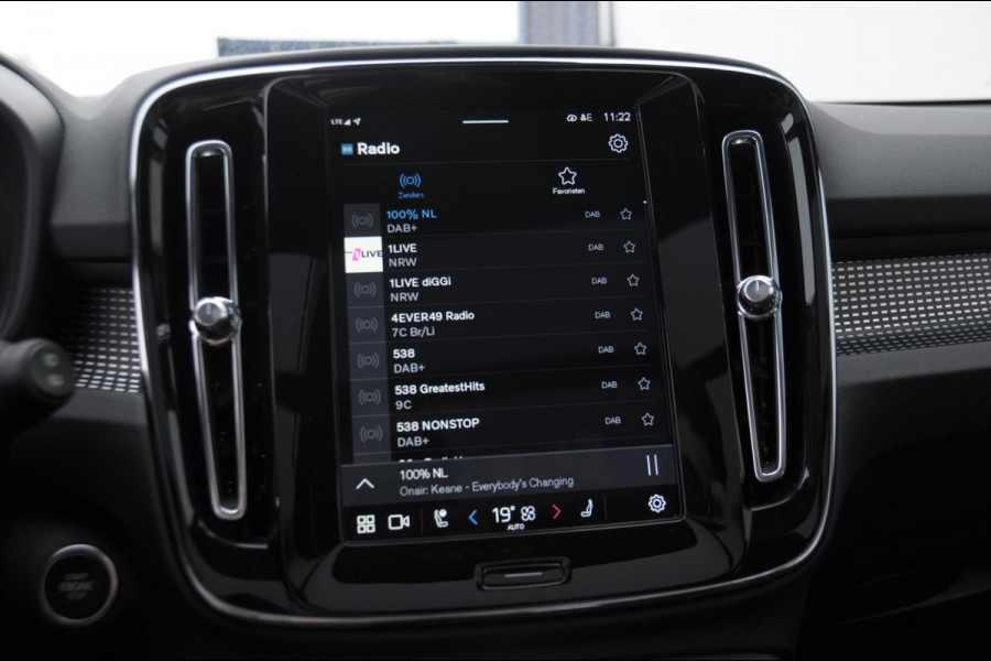 Volvo XC40 B3 177PK Automaat Plus Black Edition / Adaptive cruise control / Elektrische stoelen / Harman Kardon audio / Pilot assist / BLIS / Stoel en stuur verwarming / Elektrische achterklep / Parkeersensoren met camera / Google infotainment