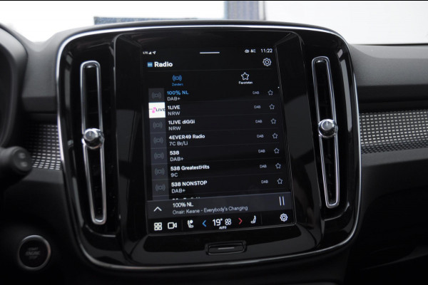 Volvo XC40 B3 177PK Automaat Plus Black Edition / Adaptive cruise control / Elektrische stoelen / Harman Kardon audio / Pilot assist / BLIS / Stoel en stuur verwarming / Elektrische achterklep / Parkeersensoren met camera / Google infotainment