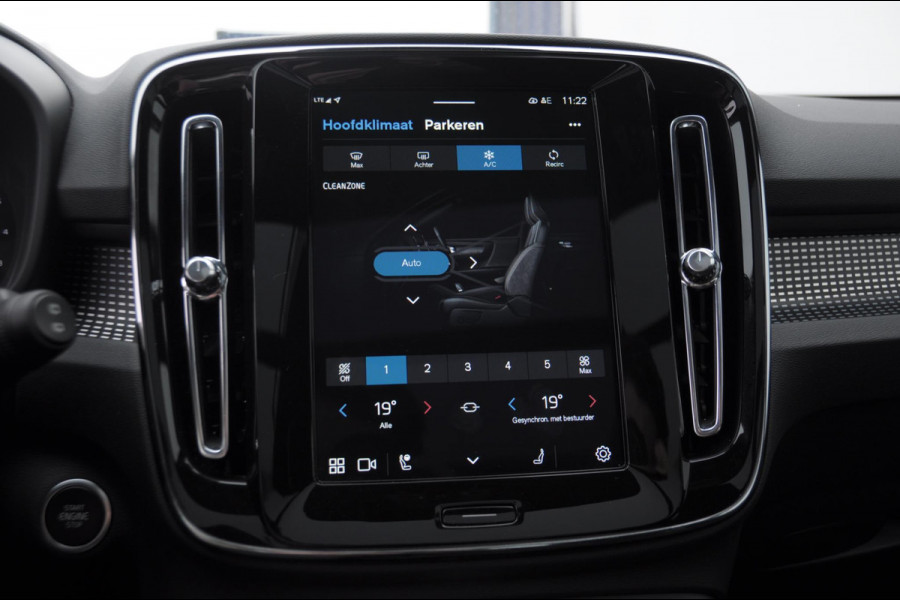 Volvo XC40 B3 177PK Automaat Plus Black Edition / Adaptive cruise control / Elektrische stoelen / Harman Kardon audio / Pilot assist / BLIS / Stoel en stuur verwarming / Elektrische achterklep / Parkeersensoren met camera / Google infotainment