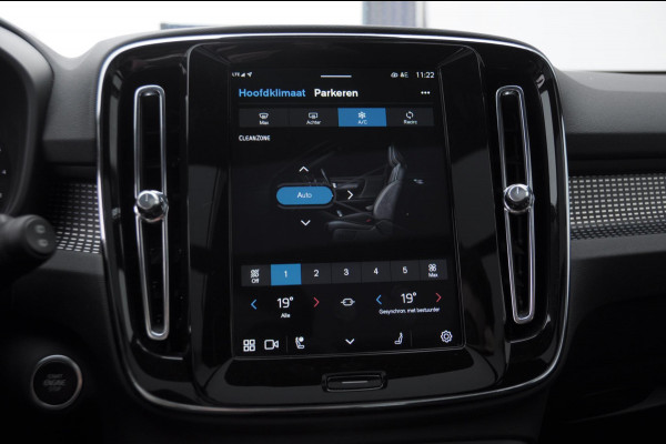 Volvo XC40 B3 177PK Automaat Plus Black Edition / Adaptive cruise control / Elektrische stoelen / Harman Kardon audio / Pilot assist / BLIS / Stoel en stuur verwarming / Elektrische achterklep / Parkeersensoren met camera / Google infotainment