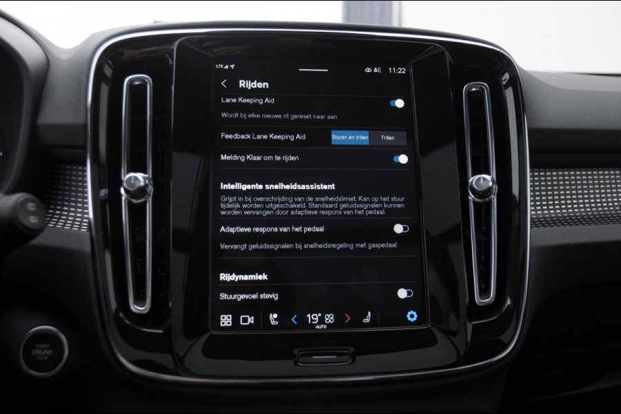 Volvo XC40 B3 177PK Automaat Plus Black Edition / Adaptive cruise control / Elektrische stoelen / Harman Kardon audio / Pilot assist / BLIS / Stoel en stuur verwarming / Elektrische achterklep / Parkeersensoren met camera / Google infotainment